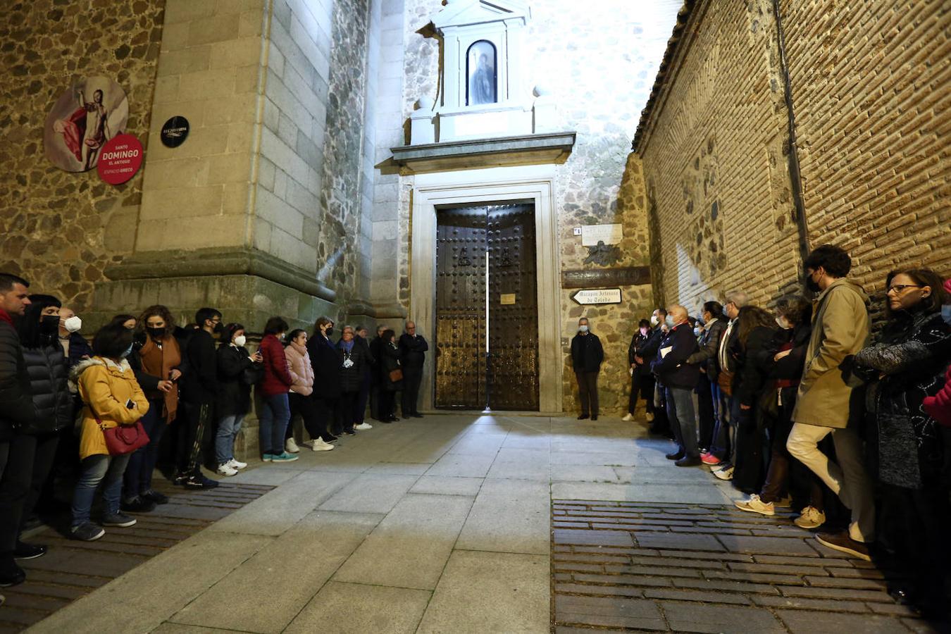 Fieles esperando de madrugada la salida del Cristo de la Expiración. 