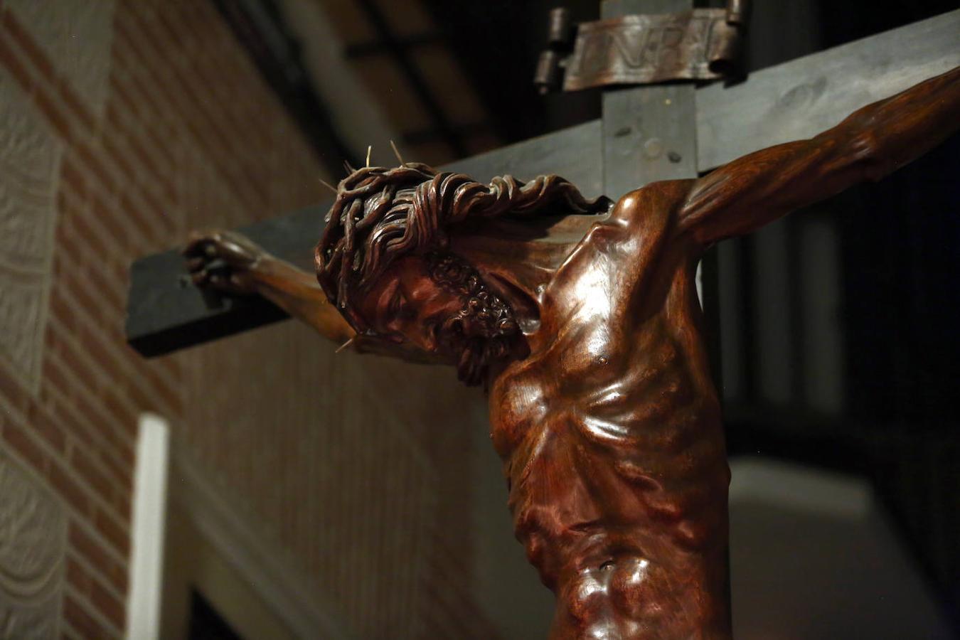 La imagen, que representa a Cristo muerto en la cruz tras haber expirado, fue un regalo del cardenal Aragón a las monjas capuchinas. Es una espléndida escultura del siglo XVII, esculpida probablemente por el italiano Algardi. 