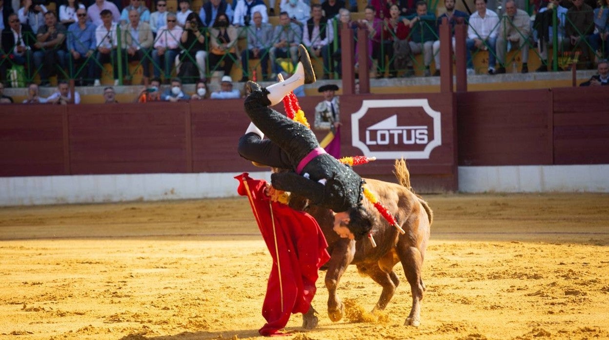 Espectaculares imágenes de la cogida a Morante que hace peligrar el cartel de Resurrección