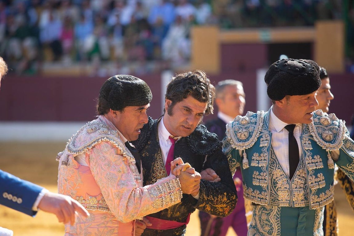 Cogida a Morante de la Puebla en la plaza de toros de La línea de la Concepción. SERGIO RODRÍGUEZ