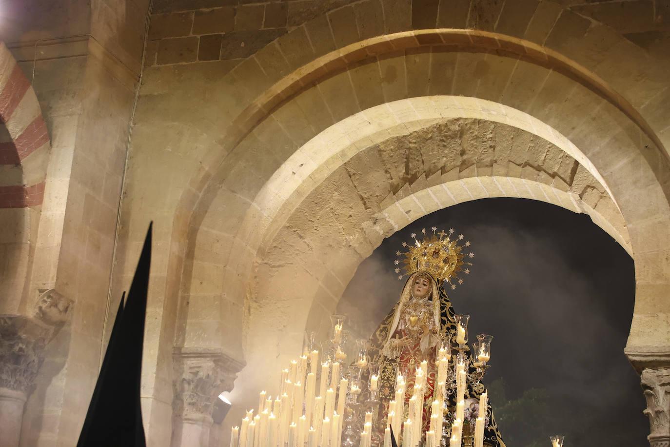 En imágenes, la Virgen de los Dolores en la Catedral de Córdoba el Viernes Santo