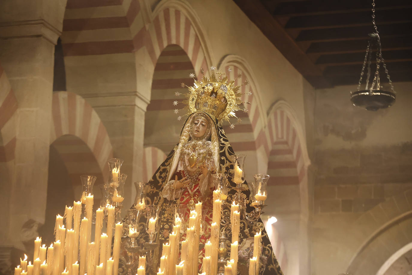 En imágenes, la Virgen de los Dolores en la Catedral de Córdoba el Viernes Santo