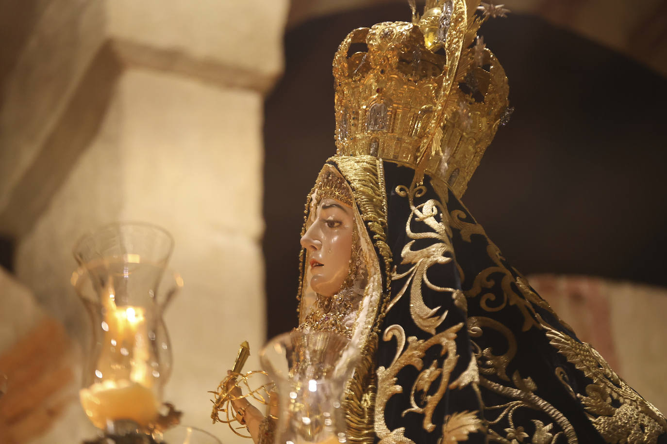 En imágenes, la Virgen de los Dolores en la Catedral de Córdoba el Viernes Santo