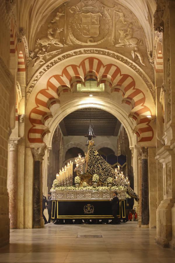 En imágenes, la Virgen de los Dolores en la Catedral de Córdoba el Viernes Santo