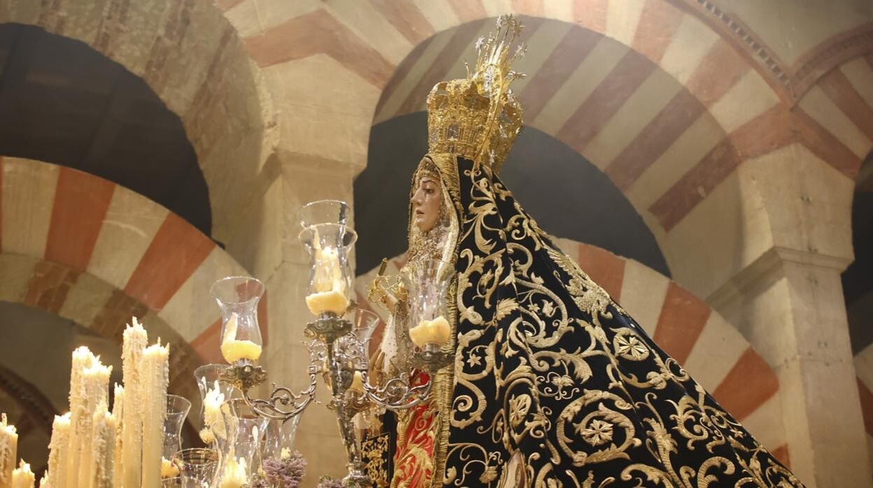 En imágenes, la Virgen de los Dolores en la Catedral de Córdoba el Viernes Santo