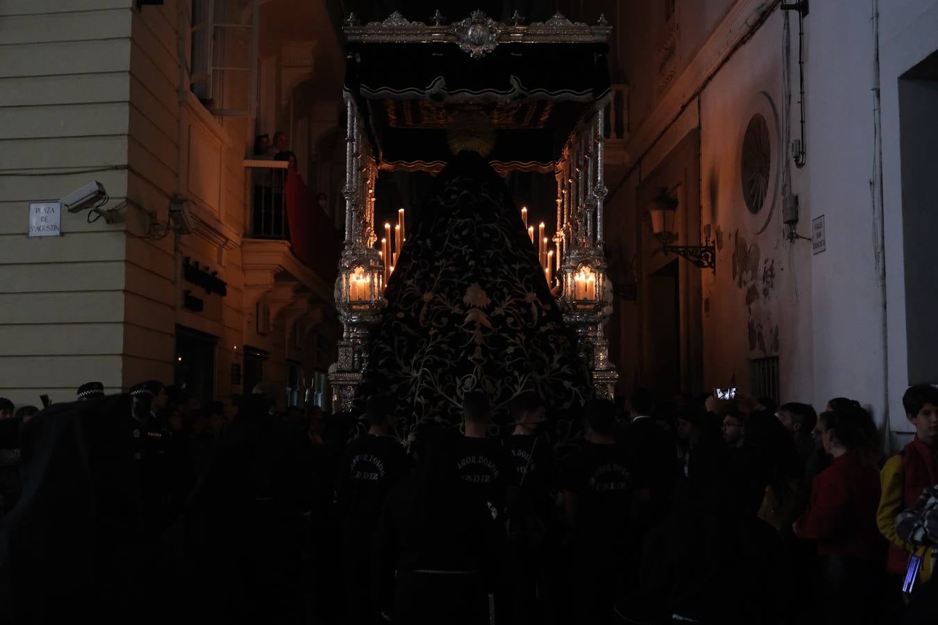 Recogimiento y silencio de Viernes Santo gaditano