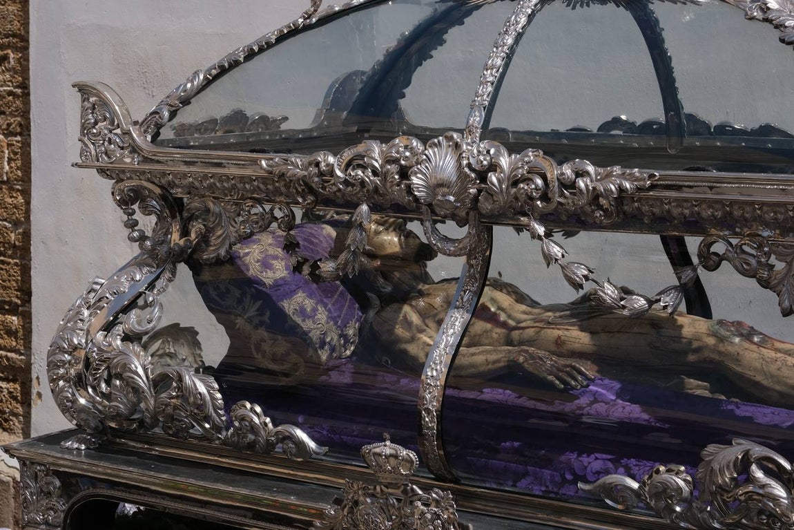 Fotos: Accidentado Sábado Santo para el Santo Entierro en Cádiz