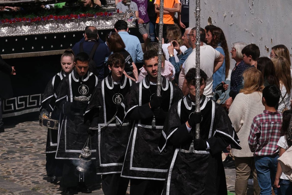 Fotos: Accidentado Sábado Santo para el Santo Entierro en Cádiz
