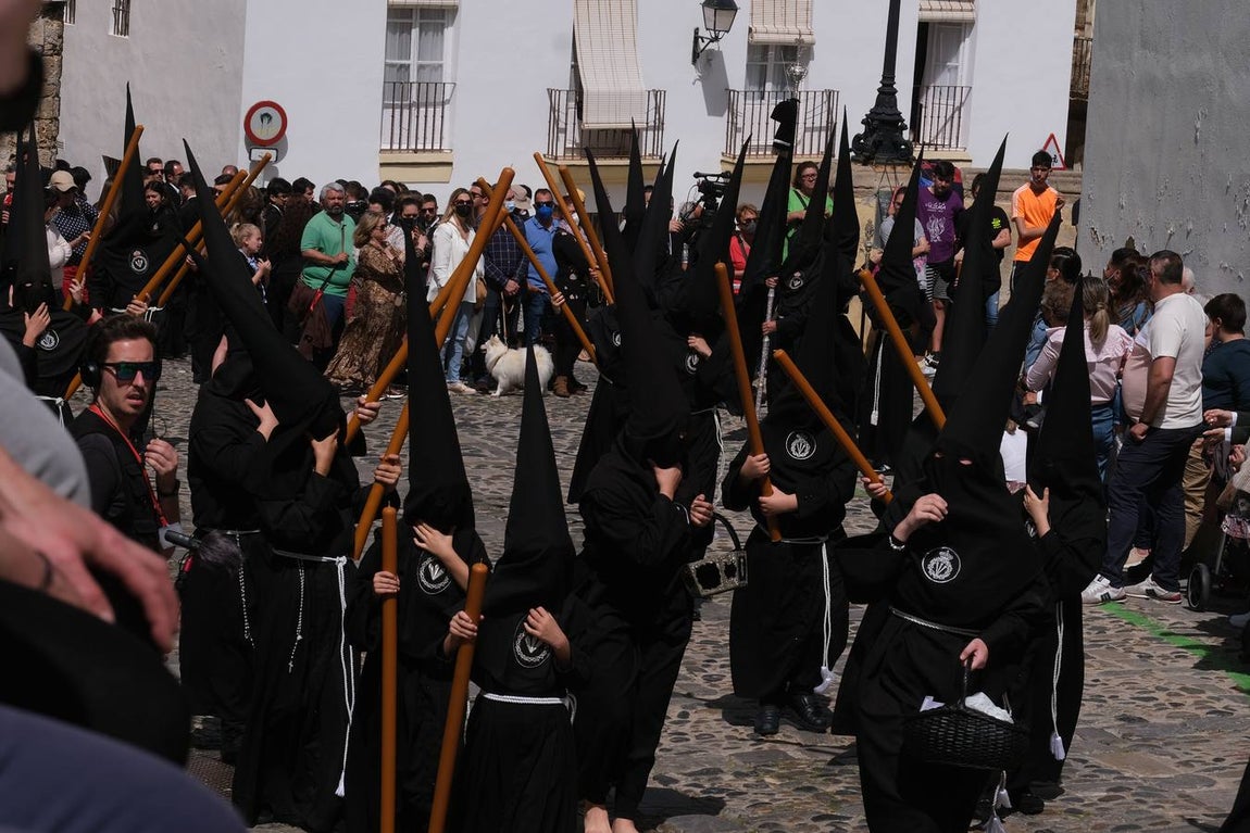Fotos: Accidentado Sábado Santo para el Santo Entierro en Cádiz