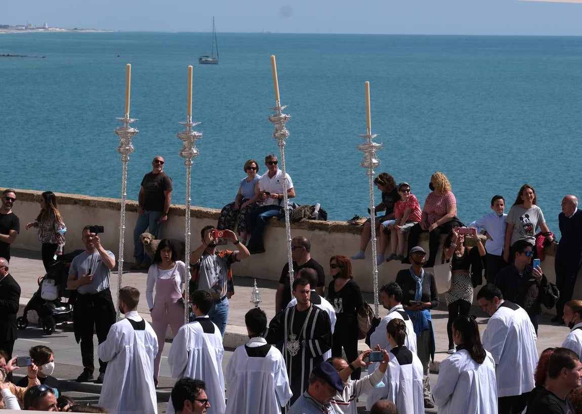 Fotos: Accidentado Sábado Santo para el Santo Entierro en Cádiz
