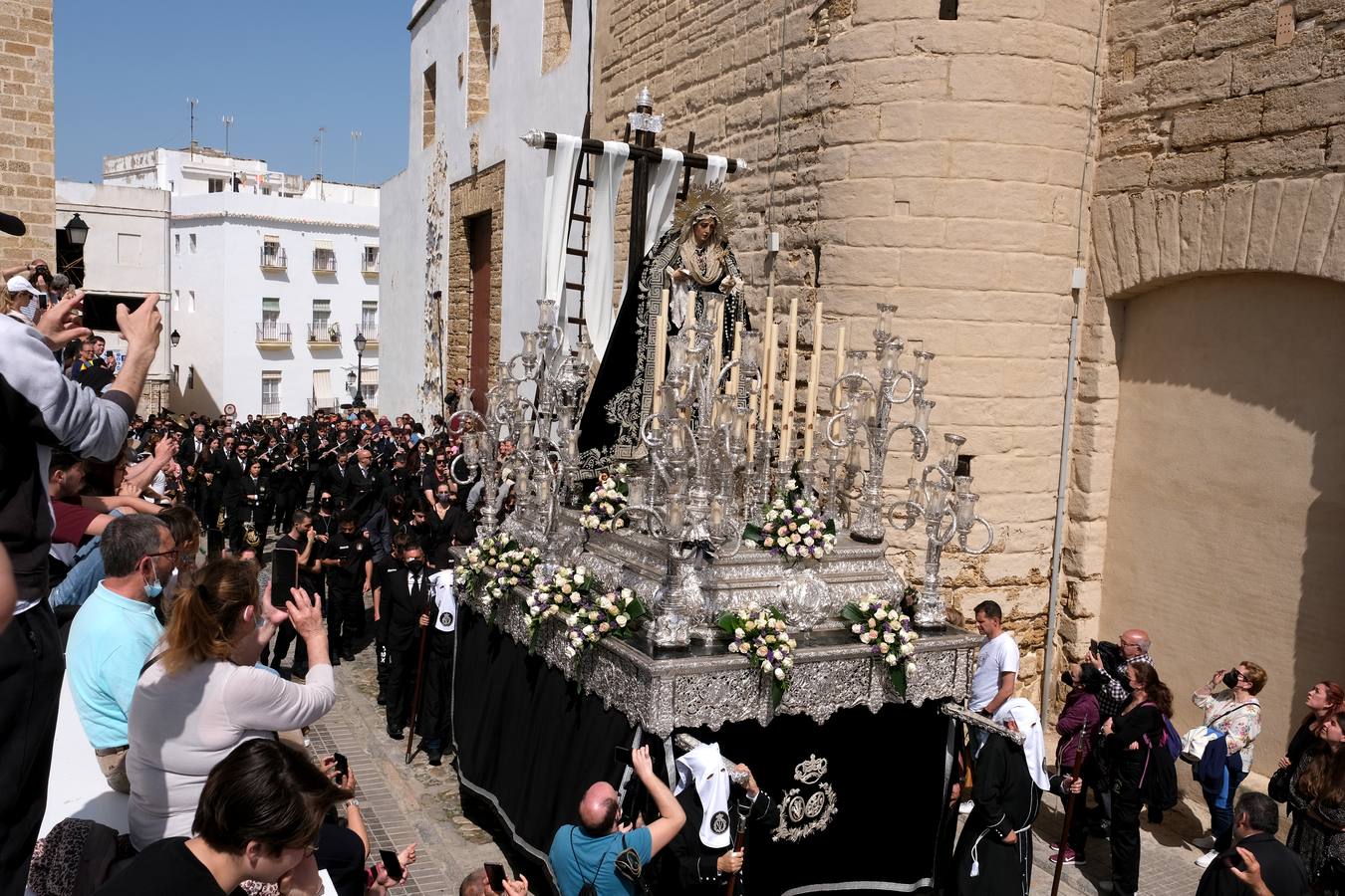 Fotos: Accidentado Sábado Santo para el Santo Entierro en Cádiz