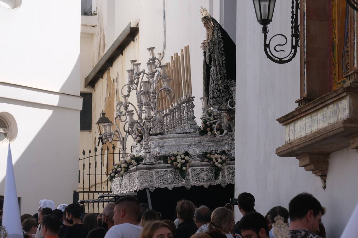 Fotos: Accidentado Sábado Santo para el Santo Entierro en Cádiz