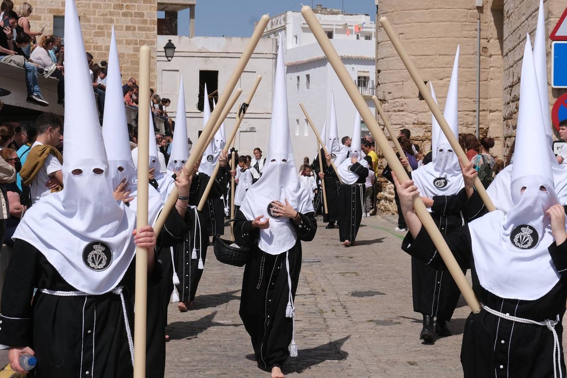 Fotos: Accidentado Sábado Santo para el Santo Entierro en Cádiz