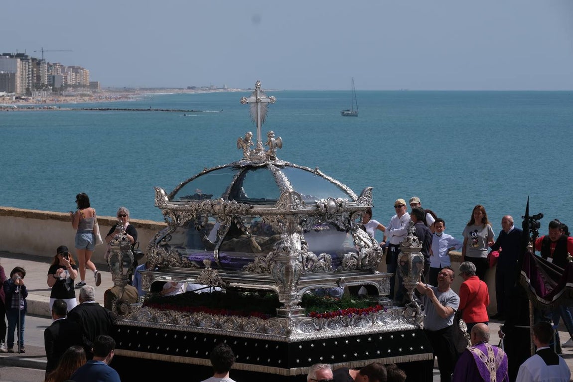 Fotos: Accidentado Sábado Santo para el Santo Entierro en Cádiz
