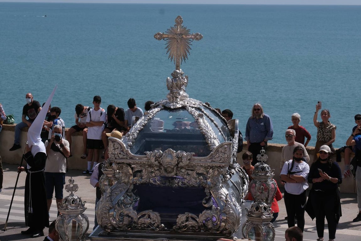 Fotos: Accidentado Sábado Santo para el Santo Entierro en Cádiz