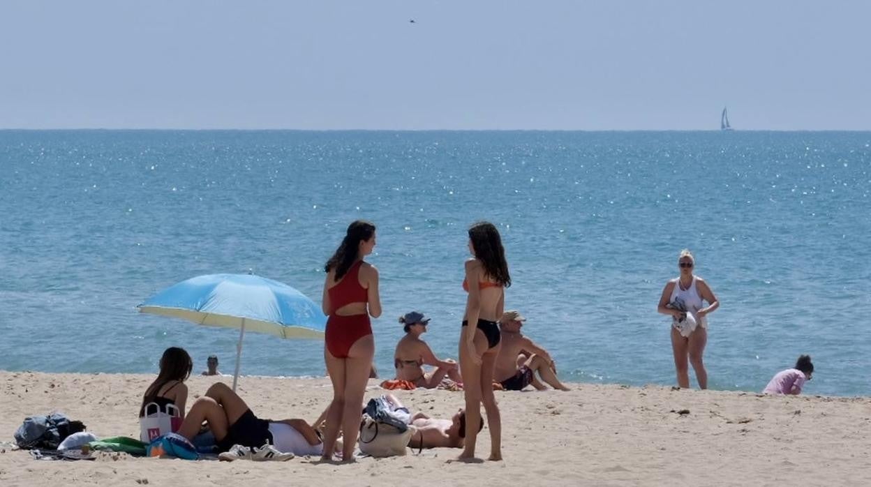 Fotos: Espléndido fin de semana de playa y terrazas en Cádiz