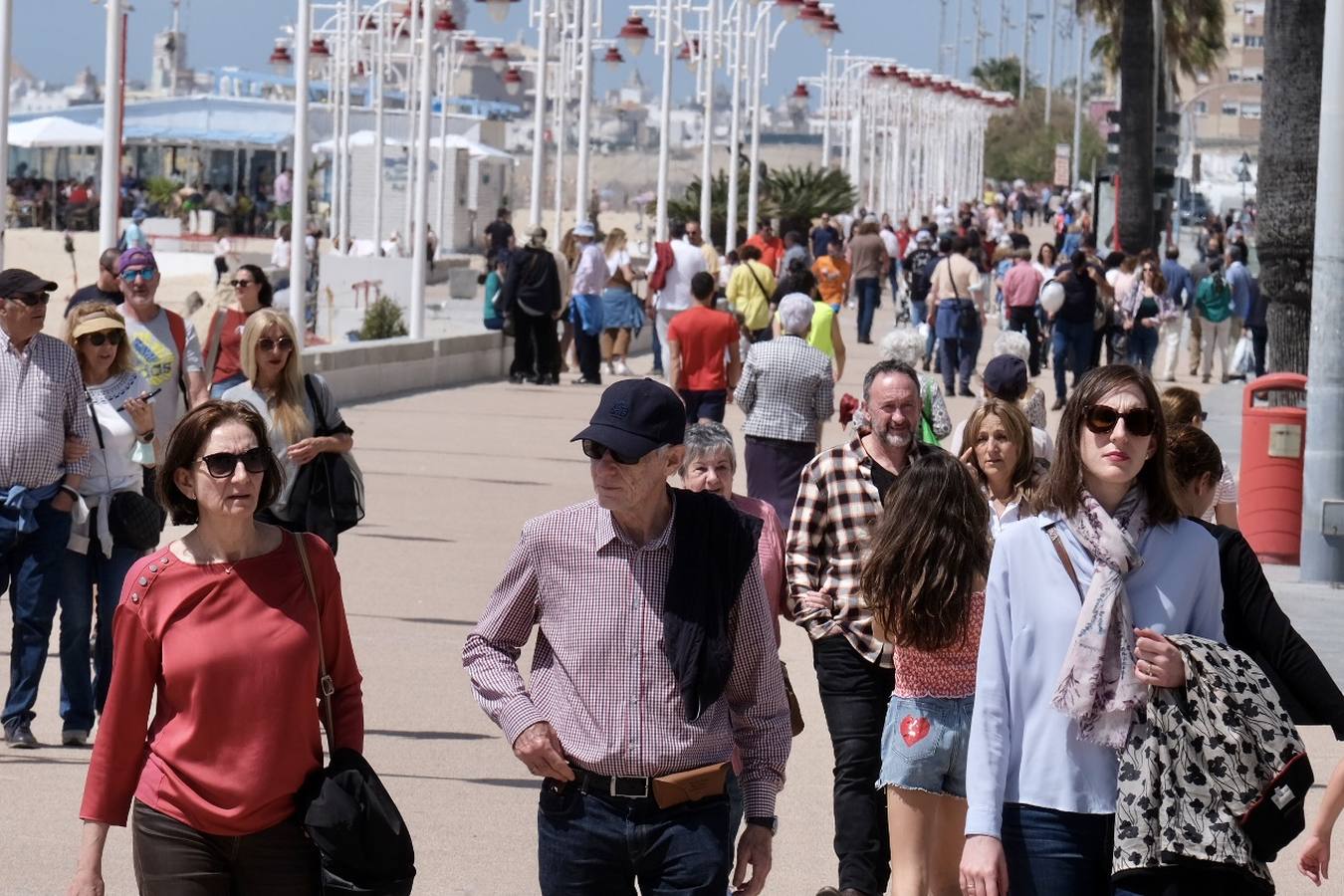 Fotos: Espléndido fin de semana de playa y terrazas en Cádiz