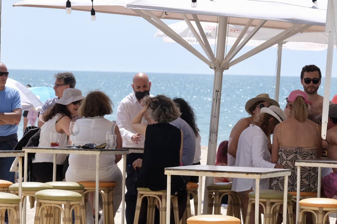 Fotos: Espléndido fin de semana de playa y terrazas en Cádiz