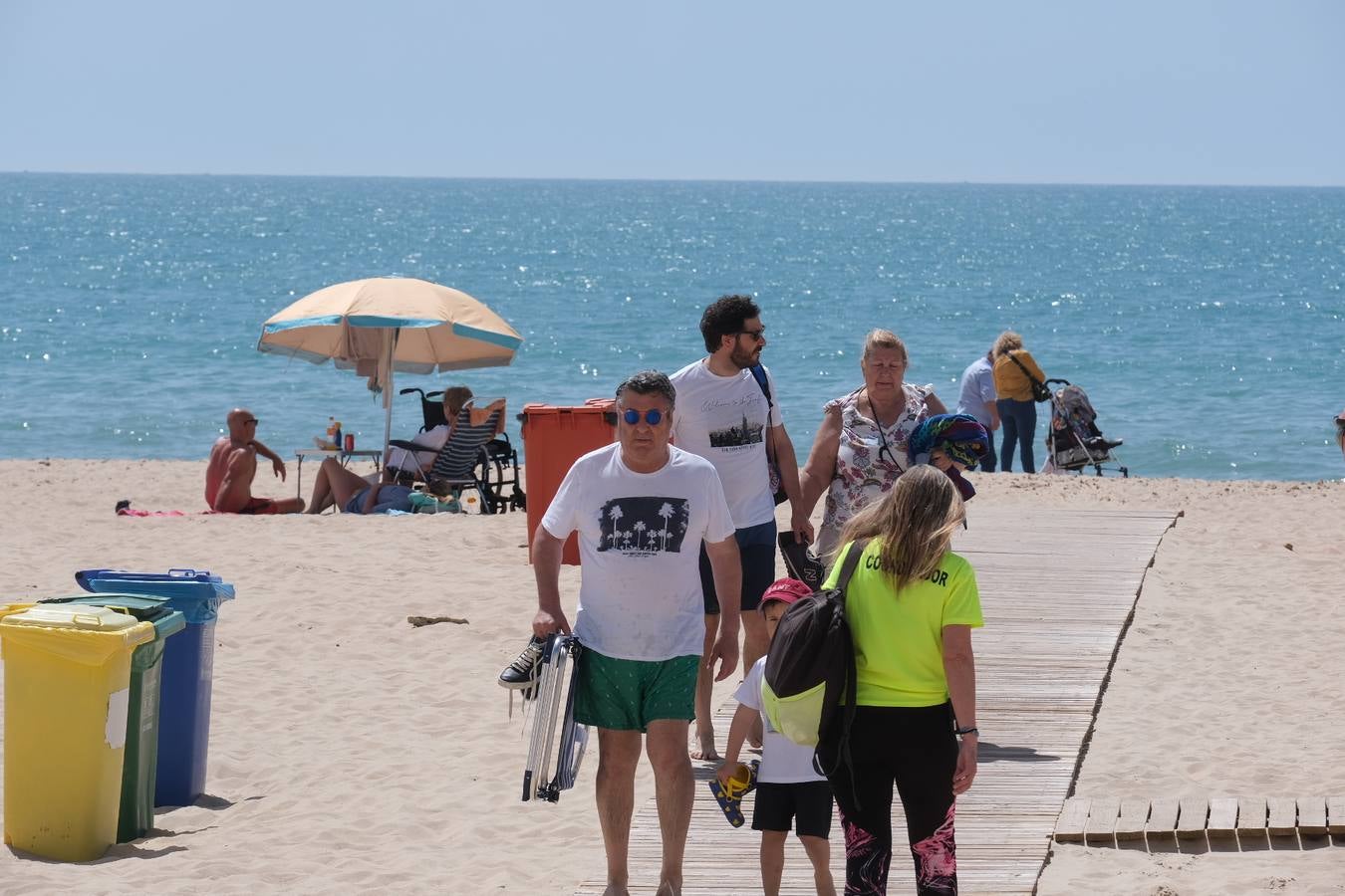 Fotos: Espléndido fin de semana de playa y terrazas en Cádiz