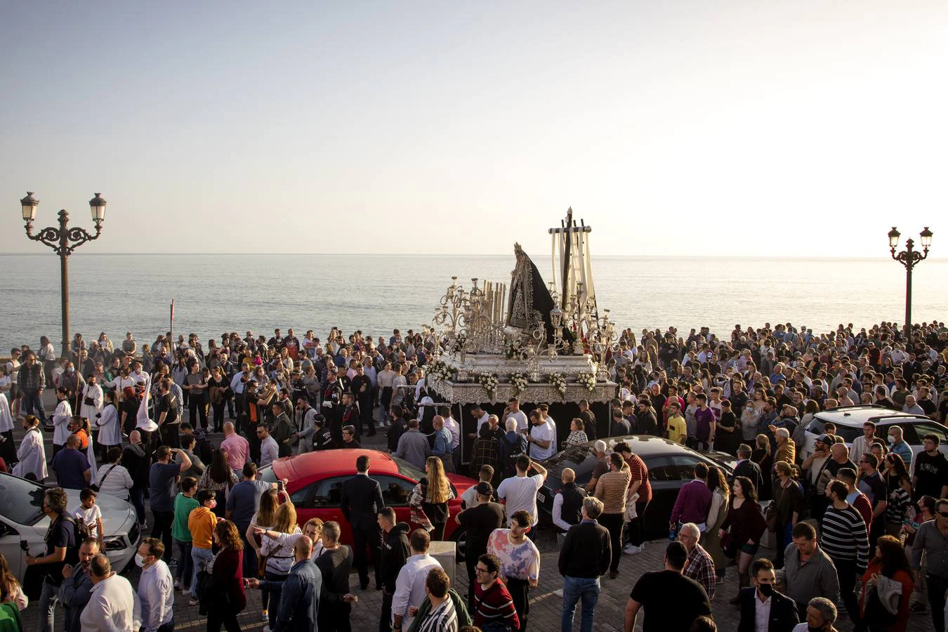 Fotos: Accidentado Sábado Santo para el Santo Entierro en Cádiz