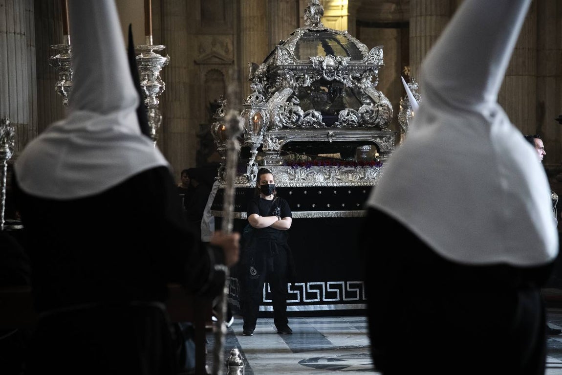 Fotos: Accidentado Sábado Santo para el Santo Entierro en Cádiz