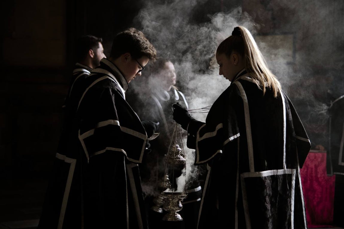 Fotos: Accidentado Sábado Santo para el Santo Entierro en Cádiz
