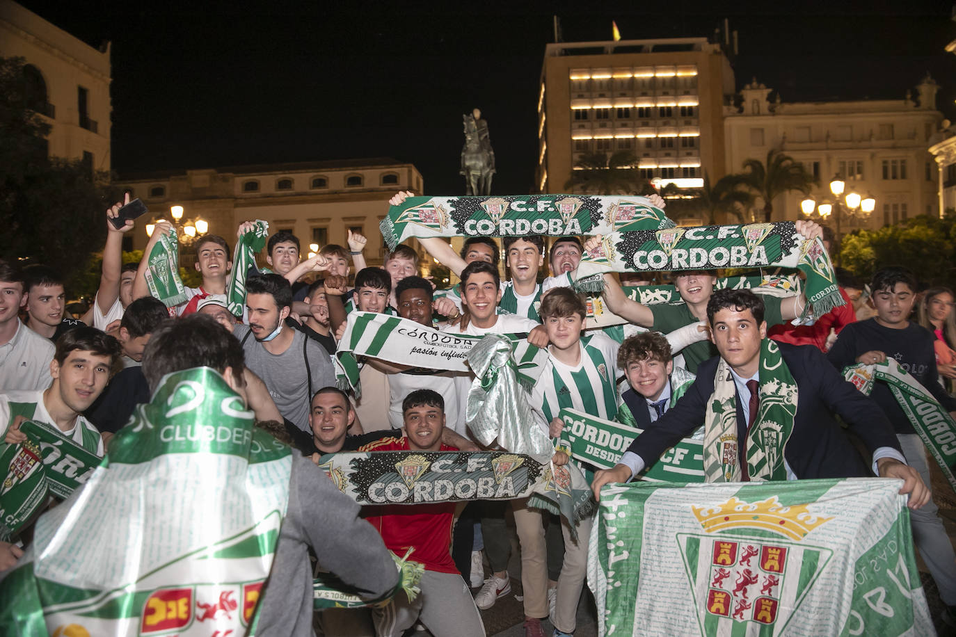 La fiesta del ascenso del Córdoba CF en las Tendillas, en imágenes