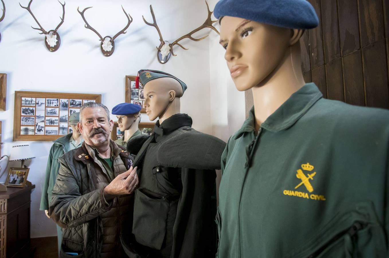 El empresario Manuel Alfaro junto a los enseres que posee de la Guardia Civil. ALBERTO DÍAZ