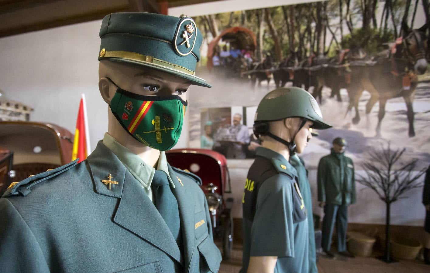 El empresario Manuel Alfaro junto a los enseres que posee de la Guardia Civil. ALBERTO DÍAZ