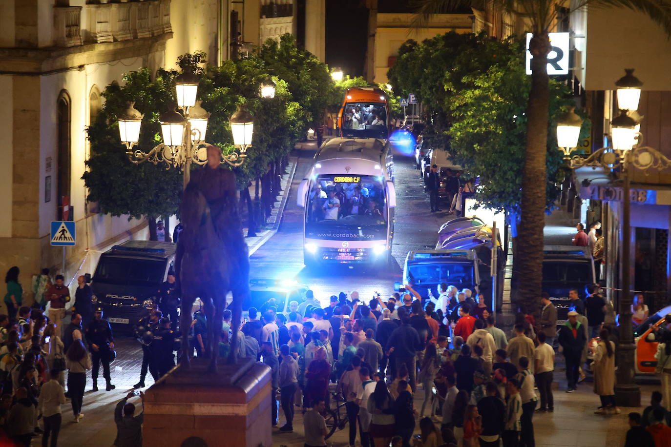 La celebración de los jugadores del Córdoba CF en Las Tendillas, en imágenes