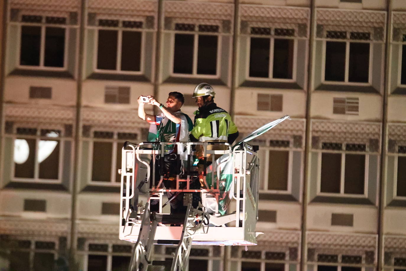 La celebración de los jugadores del Córdoba CF en Las Tendillas, en imágenes