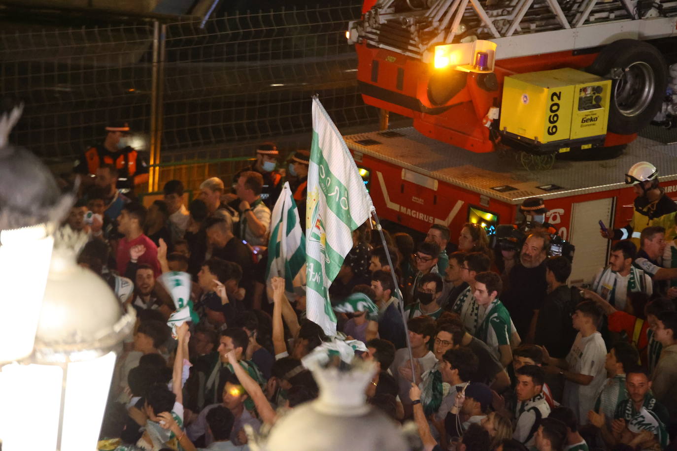 La celebración de los jugadores del Córdoba CF en Las Tendillas, en imágenes