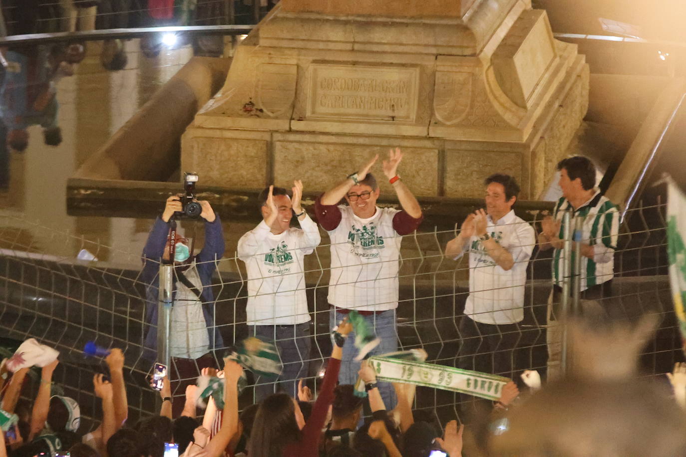 La celebración de los jugadores del Córdoba CF en Las Tendillas, en imágenes