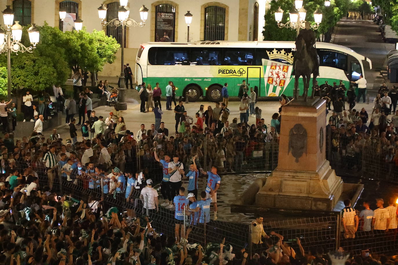 La celebración de los jugadores del Córdoba CF en Las Tendillas, en imágenes