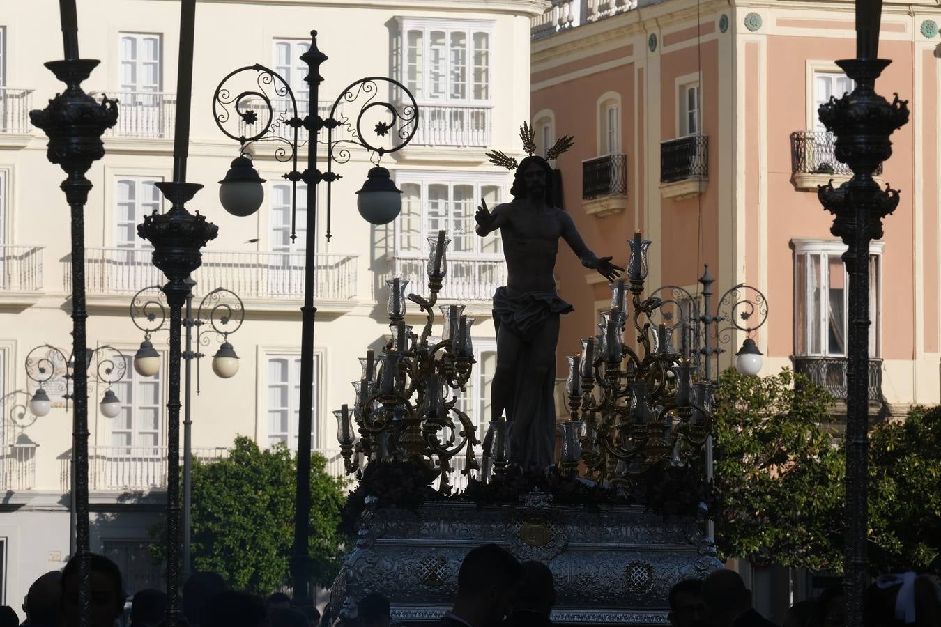 Fotos: El Resucitado recorre las calles de Cádiz en la Semana Santa 2022