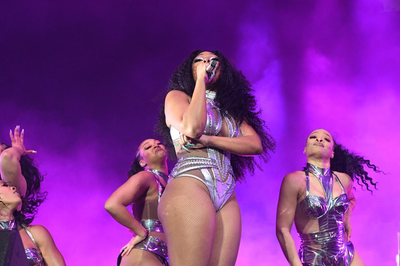 La rapera Megan Thee Stallion reunió a miles de fans alrededor de la tarima del festival de Coachella que aguardaron media hora hasta su aparición. 