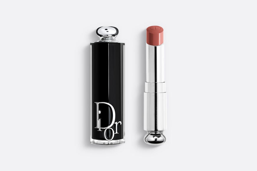 Labial Dior Addict tono 718 Bandana (42 €). Barra de labios brillante e hidratante con una fórmula compuesta por un 90% de ingredientes de origen natural y con carcasa recargable. Efecto vinilo y color intenso.