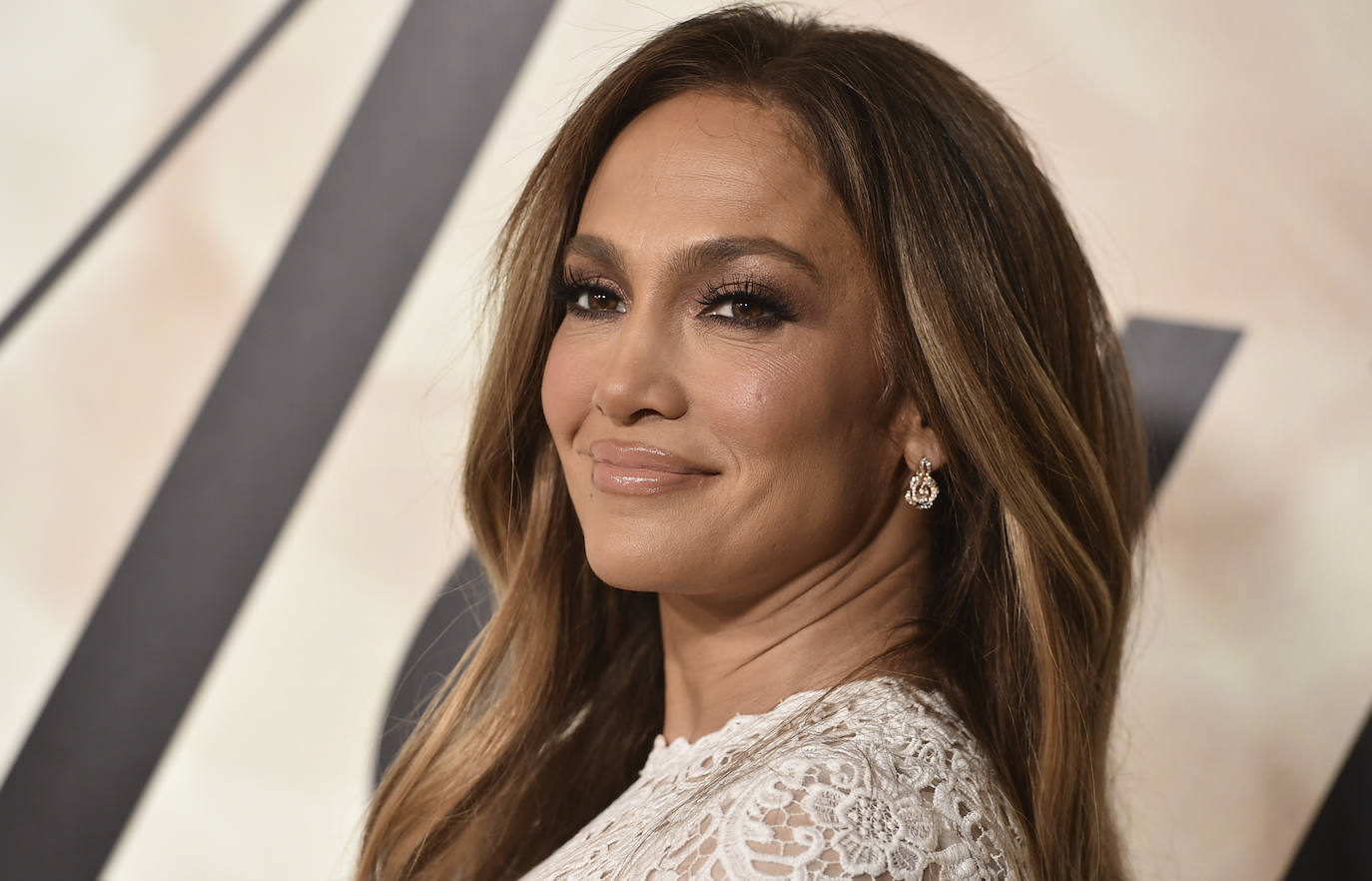 Jennifer Lopez con labial nude y acabado glossy. Los pintalabios nude son una apuesta segura para las que prefieren un color suave, y el acabado gloss que tanto triunfó en los 90, está de moda. (Foto: Gtres).