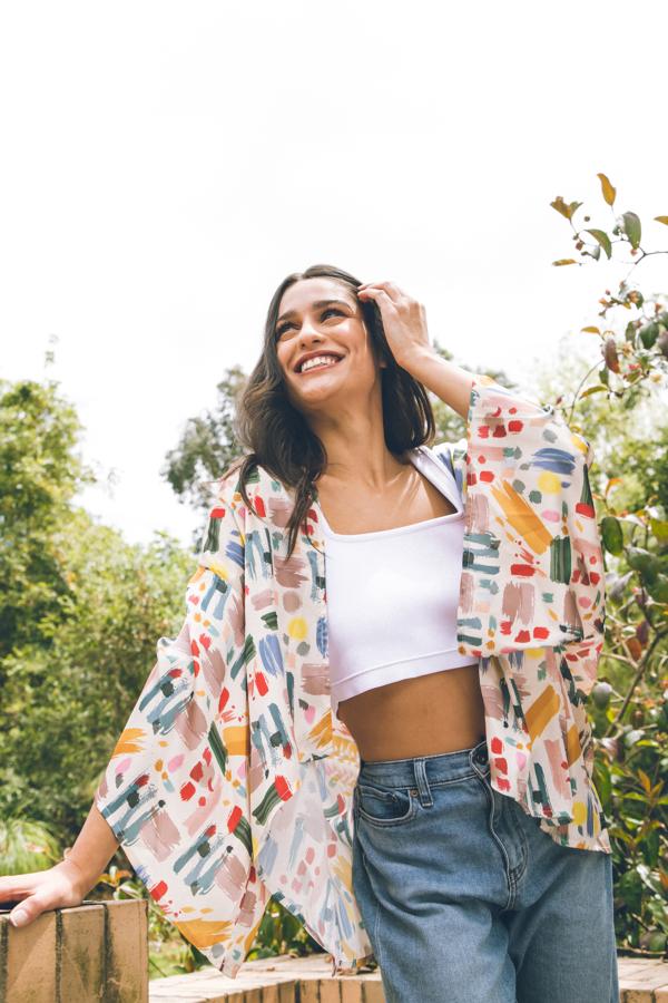 Kimono de Lac Ecobrand. Para las madres más originales, en la marca Lac Ecobrand proponen distintas prendas con los llamativos colores y estampados que les caracterizan, como este kimono, ideal para la primavera. Esta marca apuesta por un proceso de creación sostenible utilizando materiales que provienen del plástico, tintes naturales y 0% agua en el proceso. Precio: 34,95 euros.