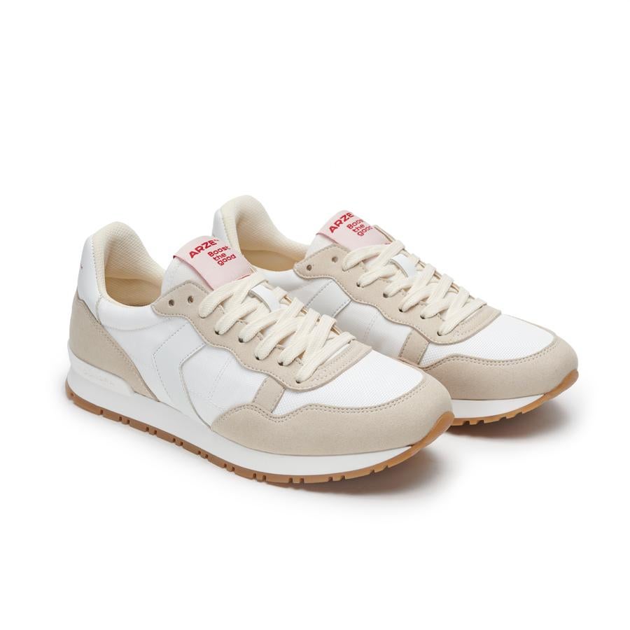 Unas zapatillas de Arze. Esta marca de sneakers veganas hechas en Elche fabricada a partir de materiales totalmente sostenibles y reciclados. Además, entre sus novedades destacan el nuevo modelo TOUNDRA, que se incorpora a una colección con el mismo compromiso social y ético que los anteriores, manteniendo también la atemporalidad característica pero con una nueva estética para usar en cualquier época del año y con una paleta de colores eléctricos disponibles que encajan en outfits más cañeros o más minimalista. La opción ideal para madres cómodas y prácticas.