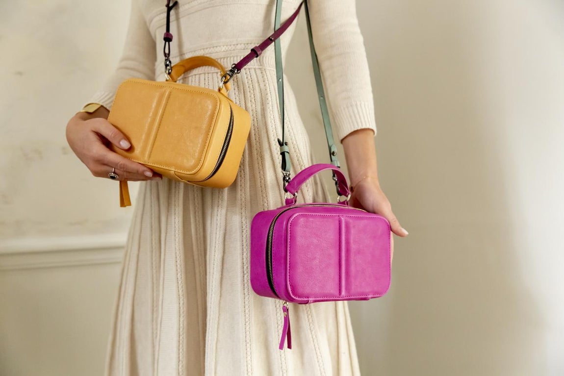 Un joyero de Thea Jewerly x Josefina Bags. Realizado hasta en 10 colores, se trata de una edición limitada versátil y muy práctica donde tu madre atesorará sus joyas y podrá incluso llevarlas de viaje. Elegante, práctico y versátil, este joyero puede llevarse como un pequeño bolso gracias a su asa de mano o con una pequeña bandolera Josefina (vendida por separado). Este joyero de cuero está hecho a mano por los mejores artesanos de España y cuenta con un interior con compartimentos forrado en terciopelo. Precio: 298 euros.