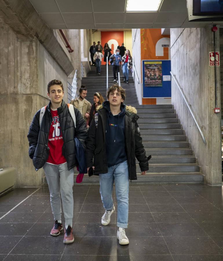 Los estudiantes de la Universidad Complutense, este miércoles sin mascarilla. 