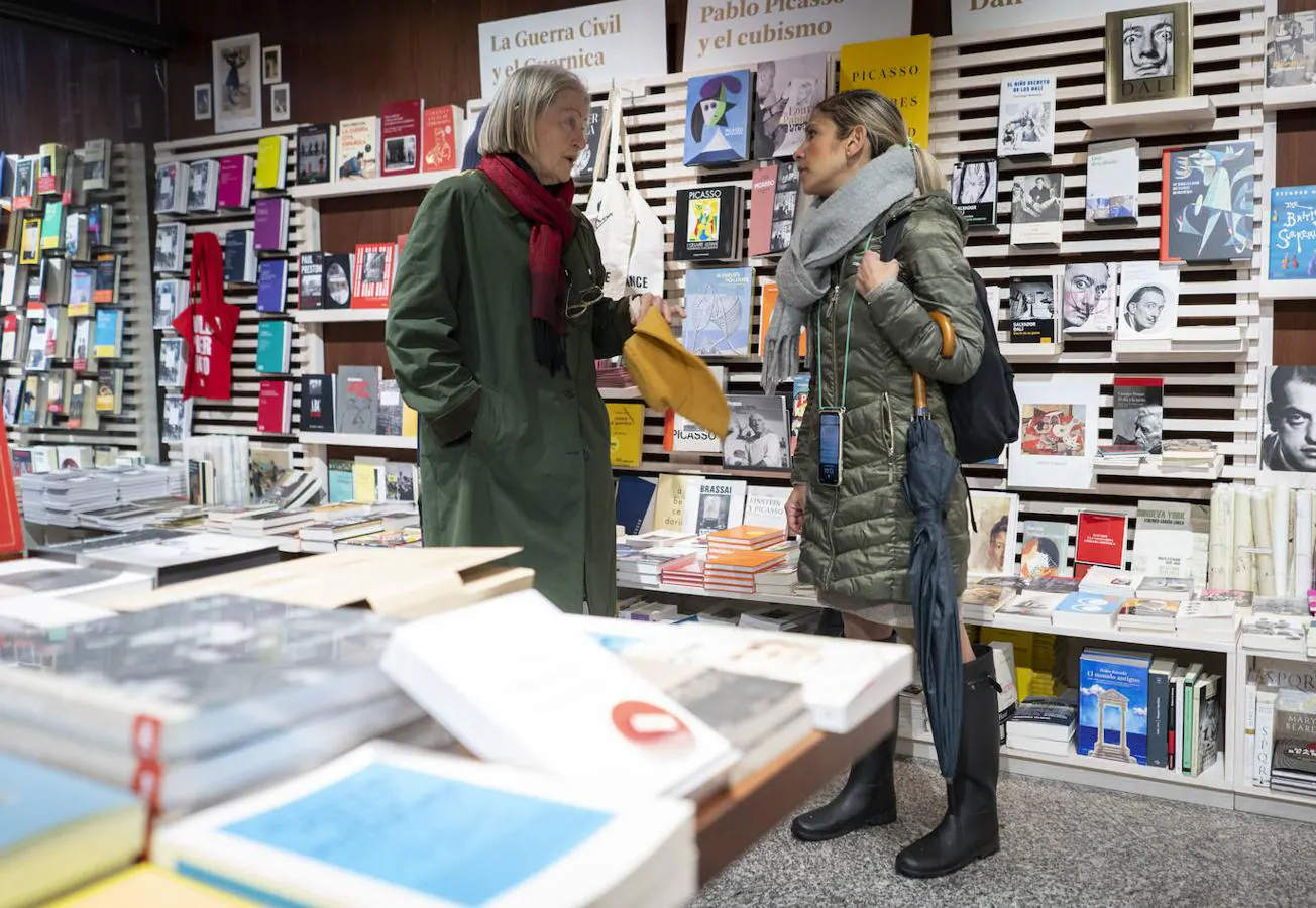 La periodista de ABC Karina Sainz Borgo conversa con una mujer, Brigitte, en la librería La Central, en Madrid. 