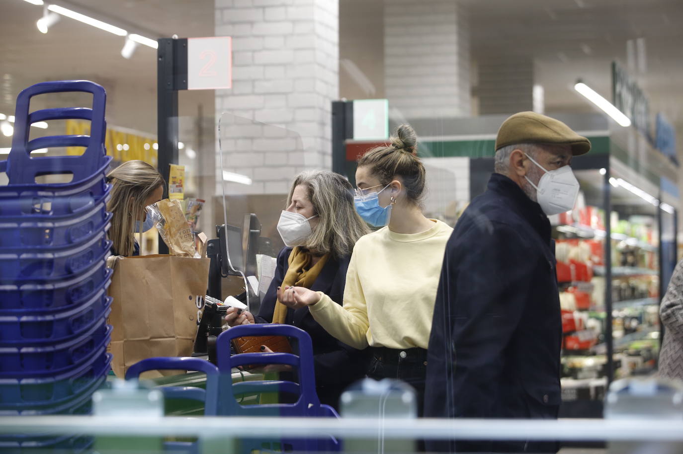 El primer día sin mascarillas en interiores en Córdoba, en imágenes