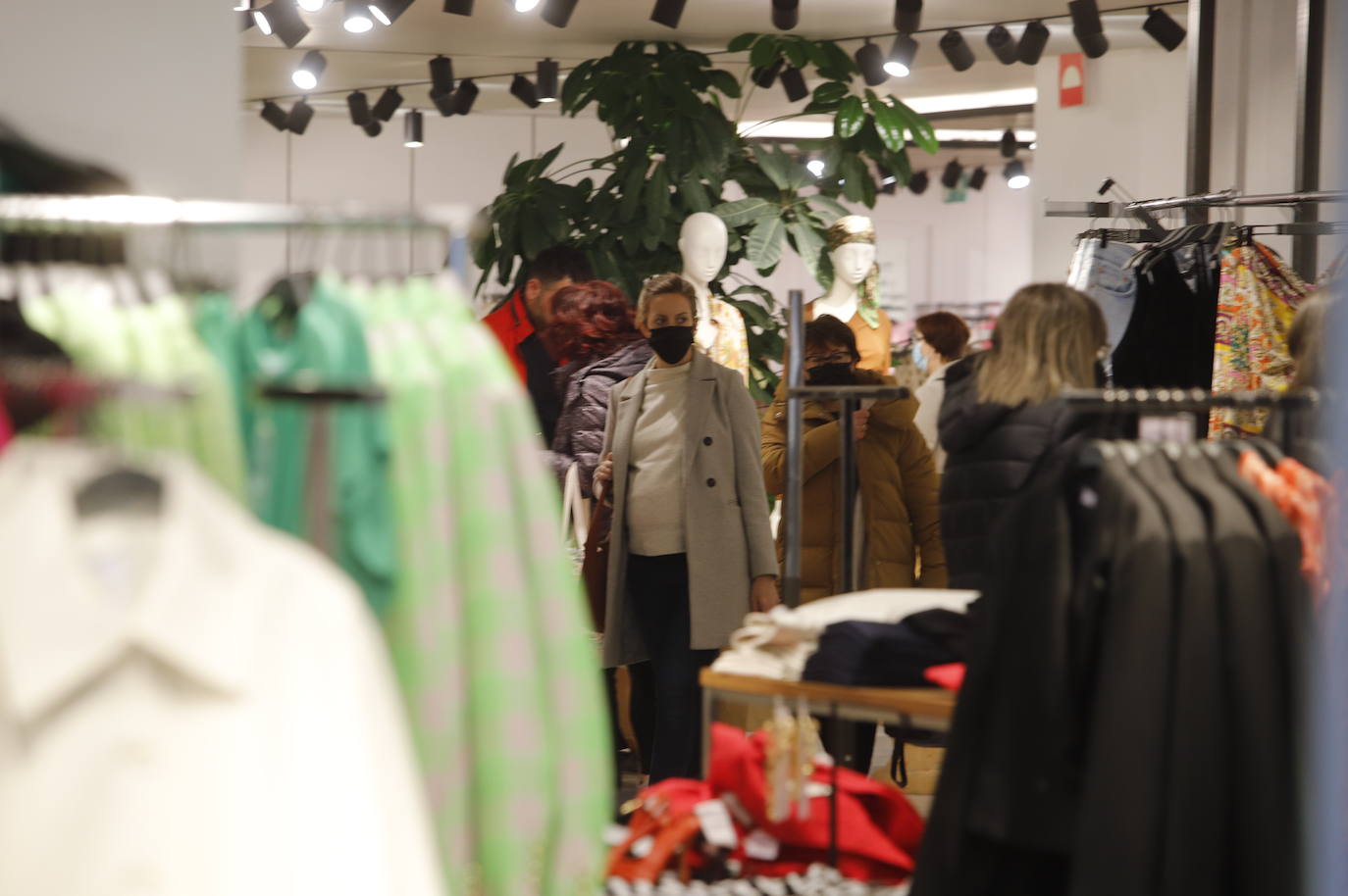 El primer día sin mascarillas en interiores en Córdoba, en imágenes