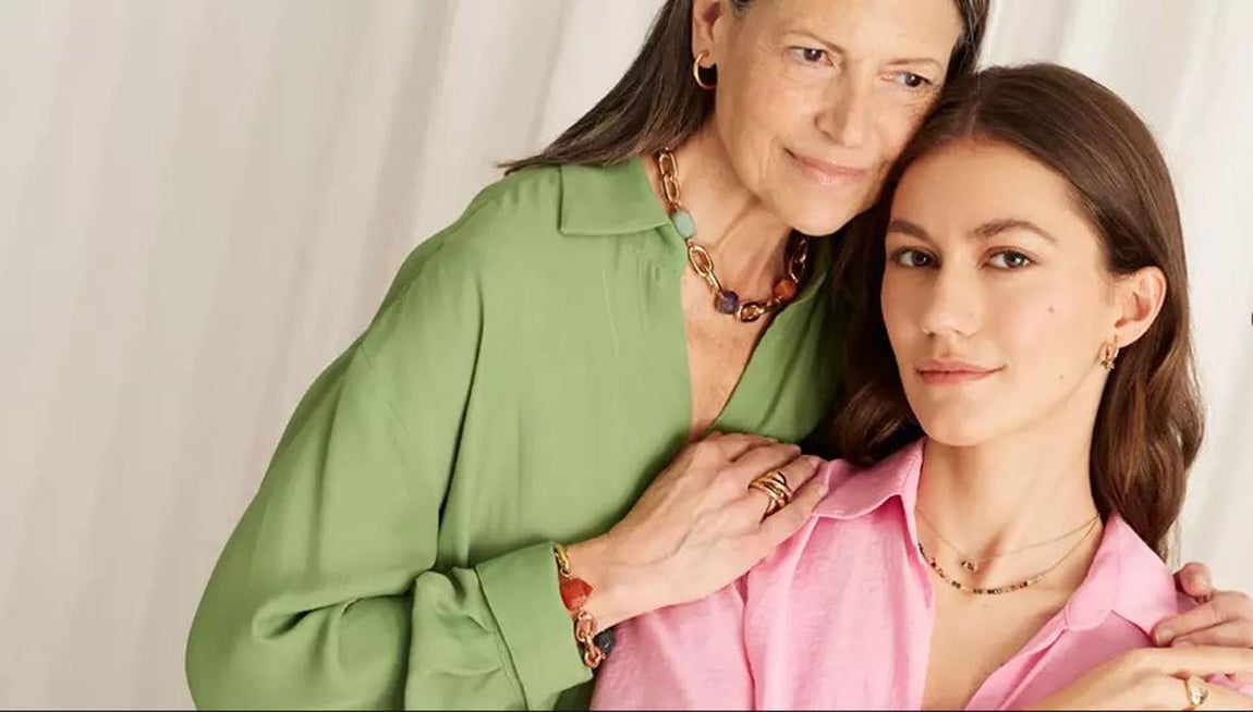 Las turmalinas de Vidal &amp; Vidal. Con turmalinas como protagonistas, piedras únicas e irrepetibles, la nueva colección de piezas creadas por la firma menorquina de joyería Vidal&amp;Vidal para homenajear a todas las madres en su día más especial se convierten una gran idea de regalo entre los que elegir. Pendientes, cadenas, colgantes y pulseras forman parte de esta nueva colección, en la que predominan los verdes y rosas en una gran variedad de tonalidades. Y es que la turmalina es un mineral, que además de ser extremadamente duradero, destaca por una gran variedad de colores, por lo que cada pieza de esta nueva colección es única y por lo tanto, cada combinación irrepetible. Precio: desde 48 euros.