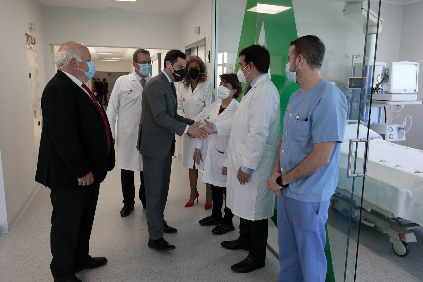 Juanma Moreno inaugura el Área Quirúrgica del Hospital Militar. MANUEL GÓMEZ