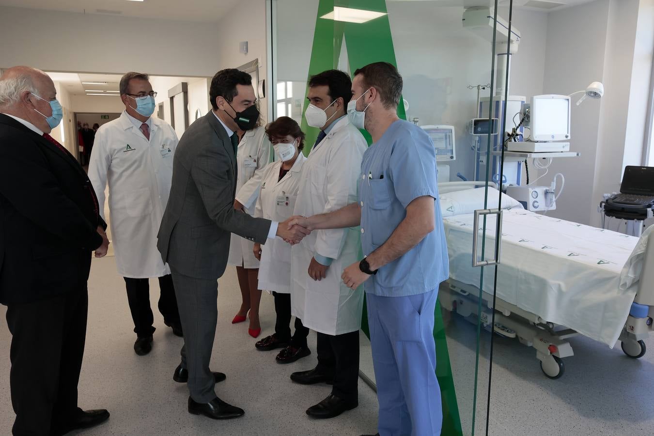 Juanma Moreno inaugura el Área Quirúrgica del Hospital Militar. MANUEL GÓMEZ