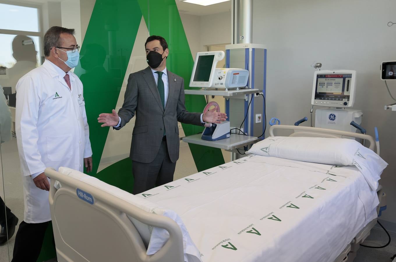 Juanma Moreno inaugura el Área Quirúrgica del Hospital Militar. MANUEL GÓMEZ