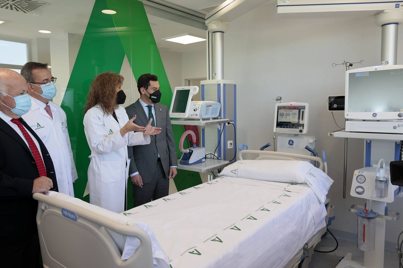 Juanma Moreno inaugura el Área Quirúrgica del Hospital Militar. MANUEL GÓMEZ